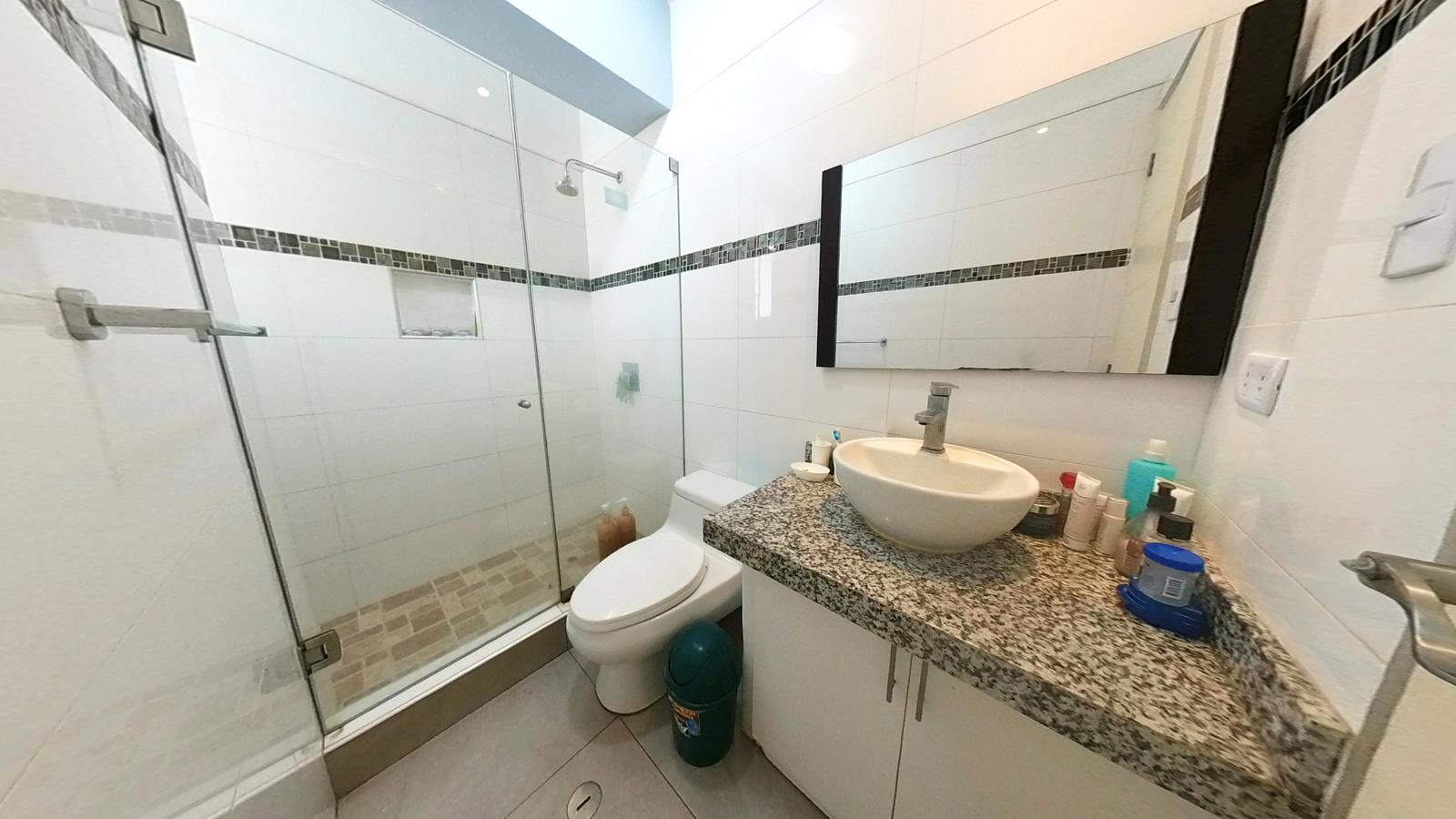 VENTA DE LINDO DEPARTAMENTO 2° PISO EN JACARANDAS, URB. SANTA VICTORIA